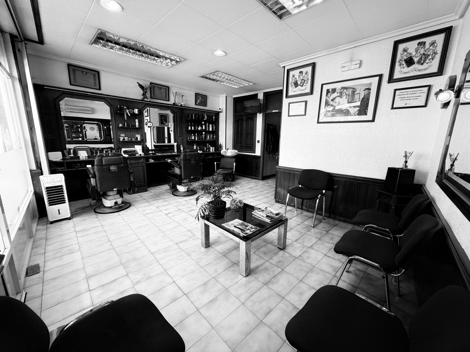 Interior de Peluquería Ponce en Águilas, barbería clásica desde 1982